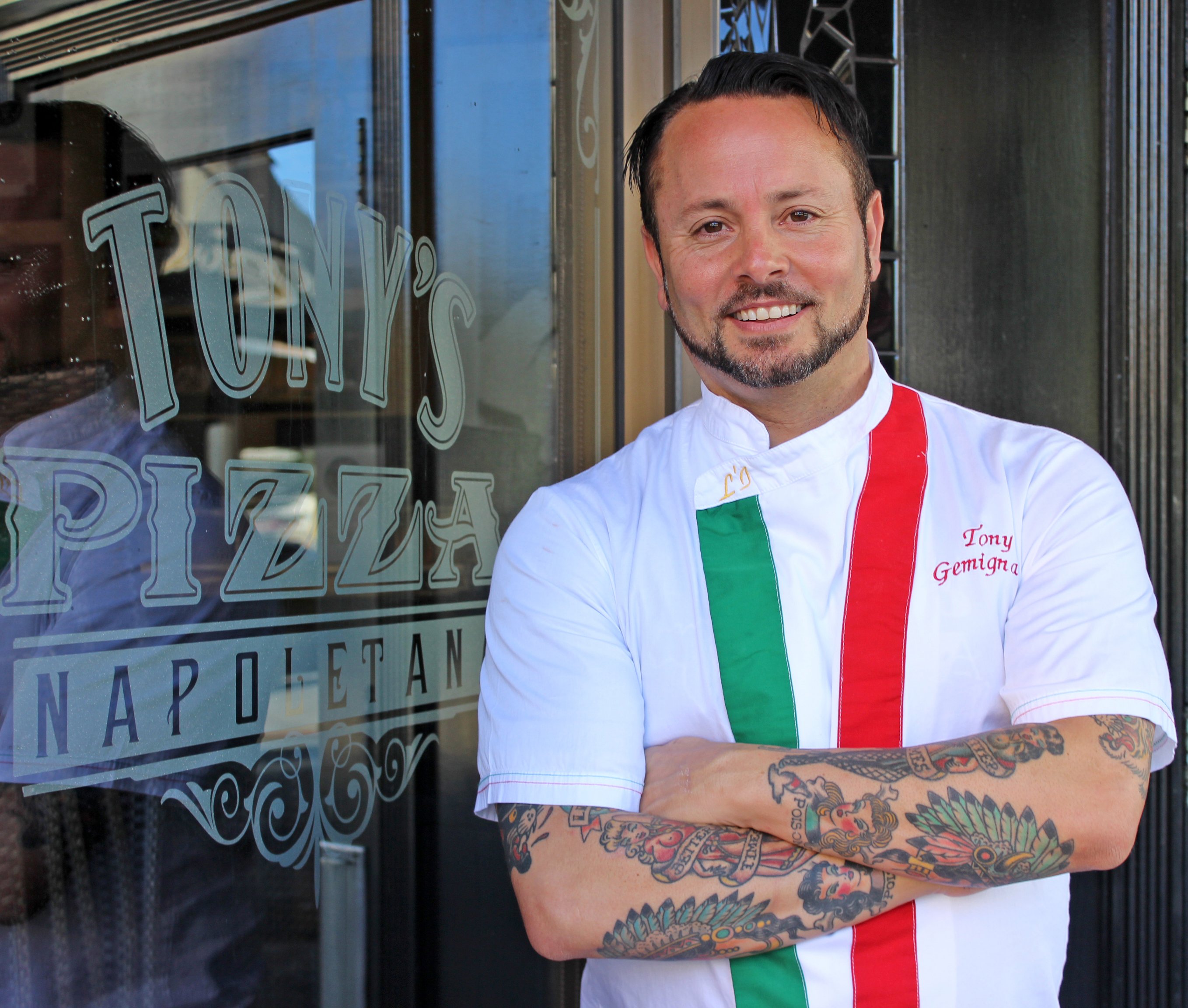 Tony Gemignani posing in front of restaurant. Taken bySarahinloes, CC BY-SA 4.0, via Wikimedia Commons