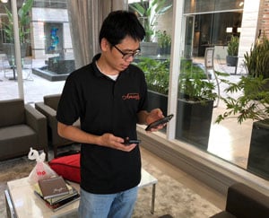 Cuare-del-Amante-delivery-driver-Ming-pairing-phone